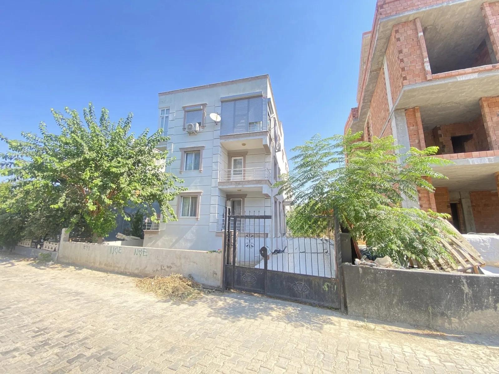 Im Zentrum von Ürkmez Erdgeschoss 2 + 1 voll möblierte Wohnung
