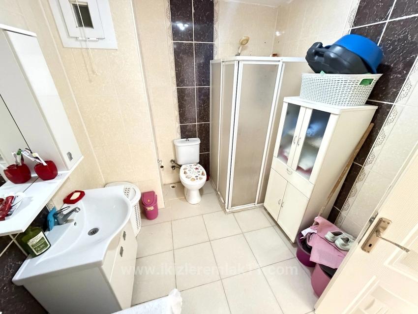 Großzügige 2+1-Zimmer-Wohnung Im Mittleren Stockwerk Im Zentrum Von Ürkmez, Seferihisar, Zu Verkaufen