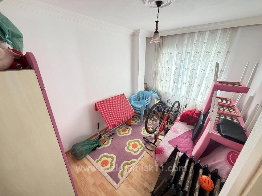 Großzügige 2+1-Zimmer-Wohnung Im Mittleren Stockwerk Im Zentrum Von Ürkmez, Seferihisar, Zu Verkaufen