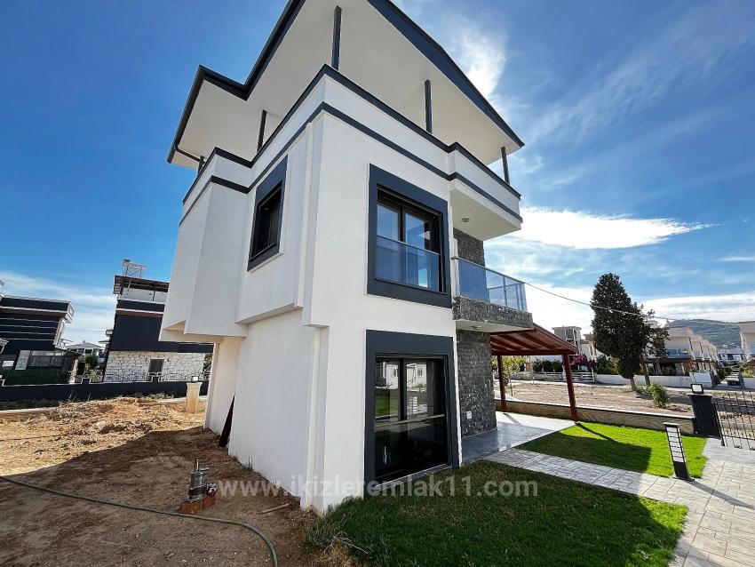 Brandneue Freistehende 3+1 Villa Mit Privatem Pool In Doğanbey, Seferihisar Zu Verkaufen.