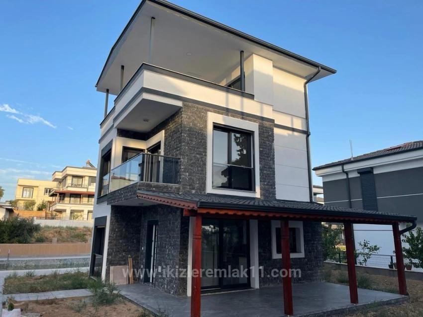 Brandneue Freistehende 3+1 Villa Mit Privatem Pool In Doğanbey, Seferihisar Zu Verkaufen.