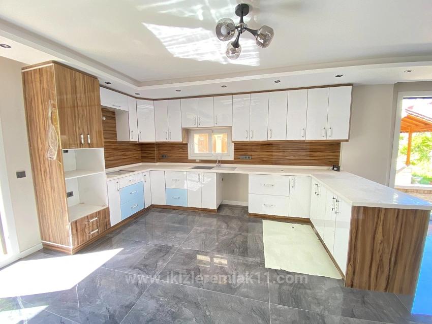Brandneue, Freistehende Luxusvilla Mit 3 Schlafzimmern Und Einem Zusätzlichen Zimmer In Doğanbey, Seferihisar, Zu Verkaufen.