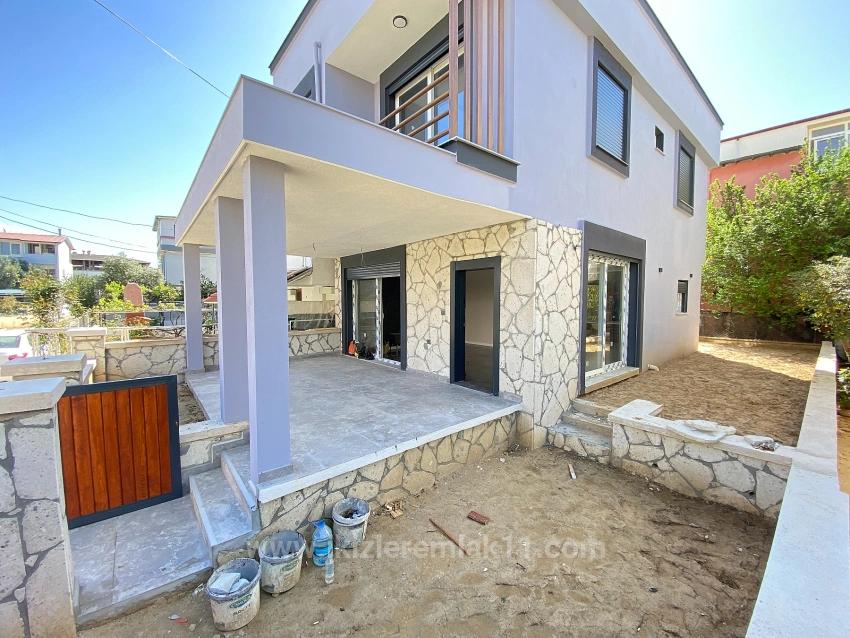 Brandneue, Freistehende Luxusvilla Mit 3 Schlafzimmern Und Einem Zusätzlichen Zimmer In Doğanbey, Seferihisar, Zu Verkaufen.