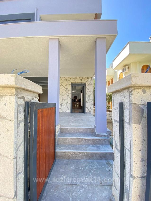 Brandneue, Freistehende Luxusvilla Mit 3 Schlafzimmern Und Einem Zusätzlichen Zimmer In Doğanbey, Seferihisar, Zu Verkaufen.