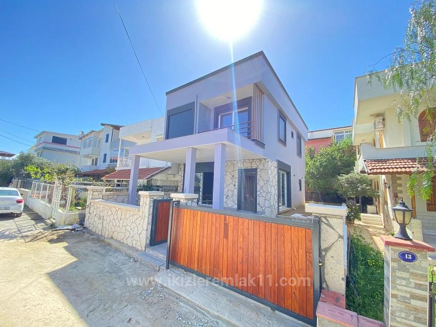 Brandneue, Freistehende Luxusvilla Mit 3 Schlafzimmern Und Einem Zusätzlichen Zimmer In Doğanbey, Seferihisar, Zu Verkaufen.