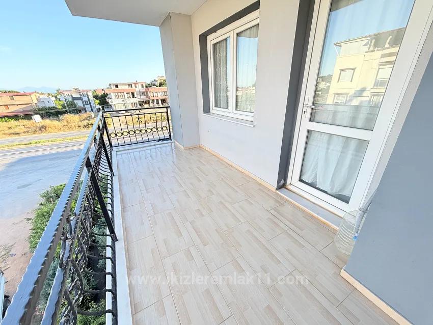 In Ürkmez, 400 M Vom Meer Entfernt, Separate Küche, Geräumiges 2+1 Voll Möbliertes Apartment