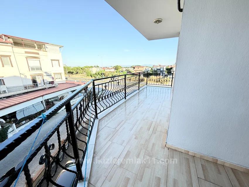 In Ürkmez, 400 M Vom Meer Entfernt, Separate Küche, Geräumiges 2+1 Voll Möbliertes Apartment