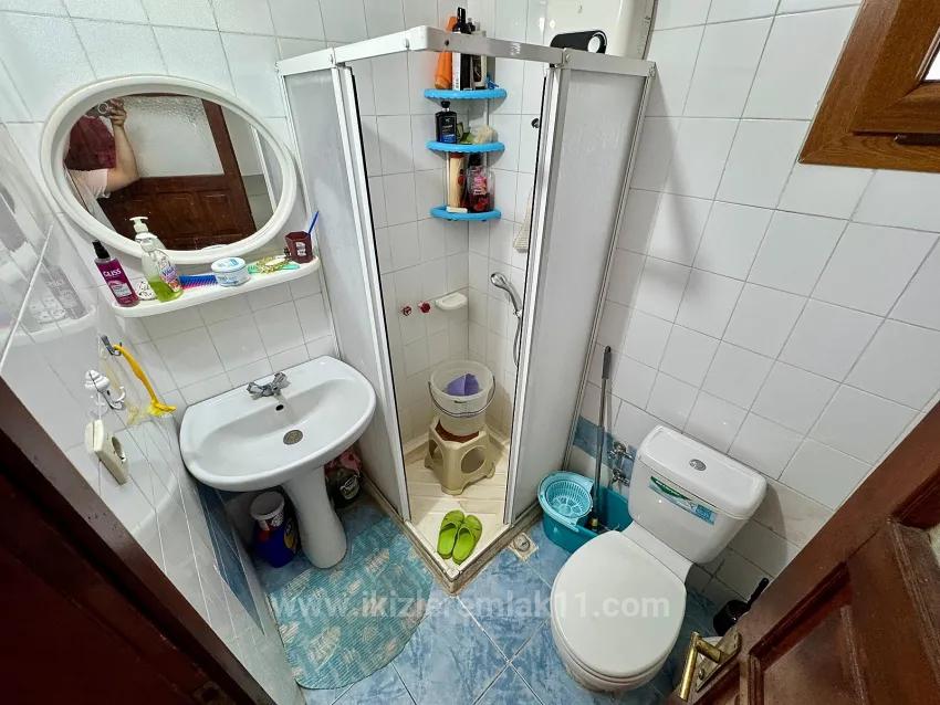 In Doğanbey Einem Zu-Verkauf-Stehenden Zwischen-Geschoss 2+1 Zur Meer-Seite 70 Metre² Wohnung