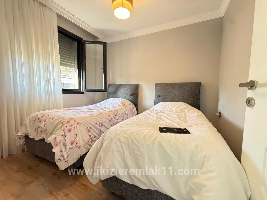In Ürkmez Doğanbey befindet sich ein freistehendes Haus mit Pool, 3+1, separate Küche, großer Garten