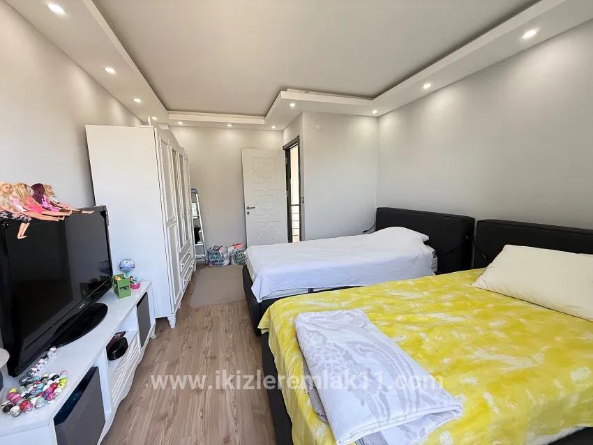 In Ürkmez Doğanbey befindet sich ein freistehendes Haus mit Pool, 3+1, separate Küche, großer Garten