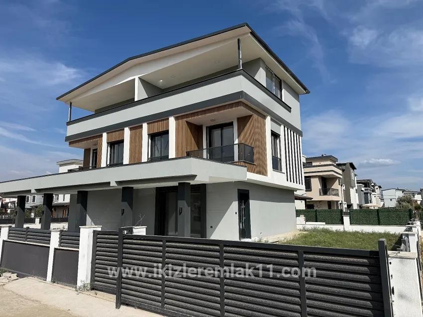 3+1-Zimmer Villa Zu verkaufen in Cumhuriyet Bz. Seferihisar Doğanbey - 180 m²