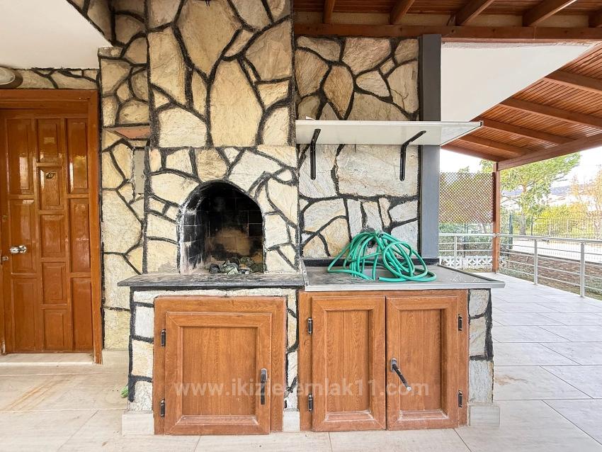 Dringender Verkauf 3+1 Villa Mit Großem Garten Im Zentrum Von Seferihisar Doğanbey