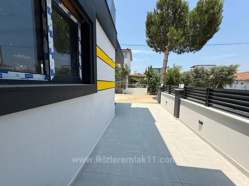 Freistehende Villa Mit 3+1 Schlafzimmern Und Brandneuem Garten In Seferihisar Doğanbey Zu Verkaufen