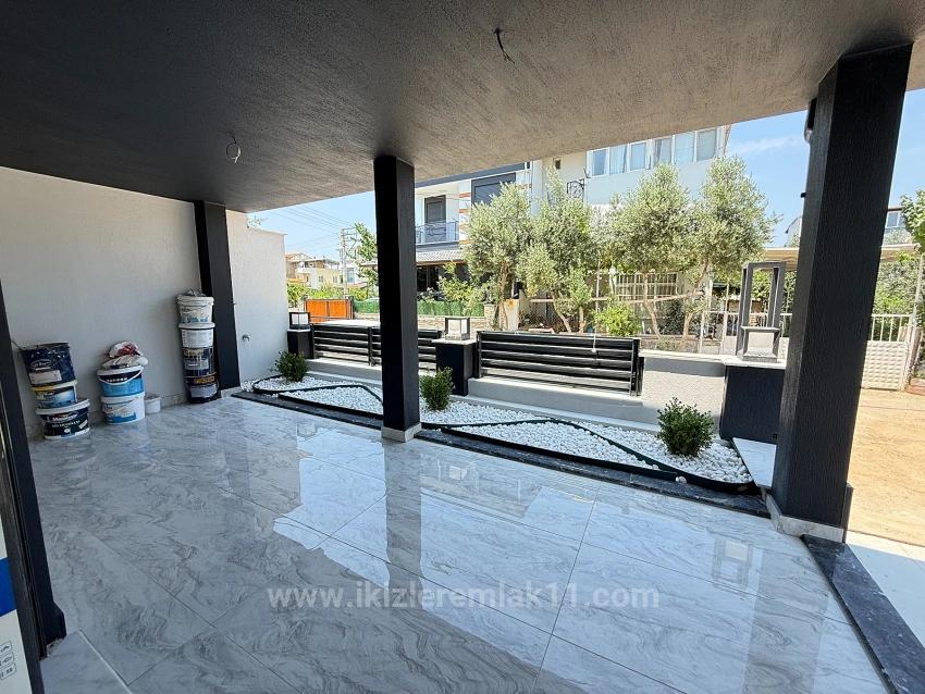 Freistehende Villa Mit 3+1 Schlafzimmern Und Brandneuem Garten In Seferihisar Doğanbey Zu Verkaufen