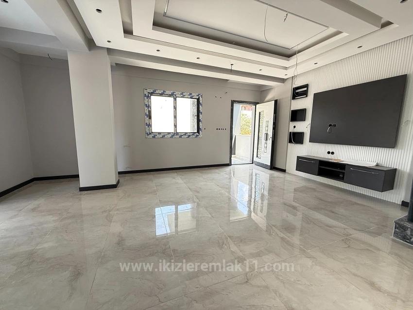 Freistehende Villa Mit 3+1 Schlafzimmern Und Brandneuem Garten In Seferihisar Doğanbey Zu Verkaufen