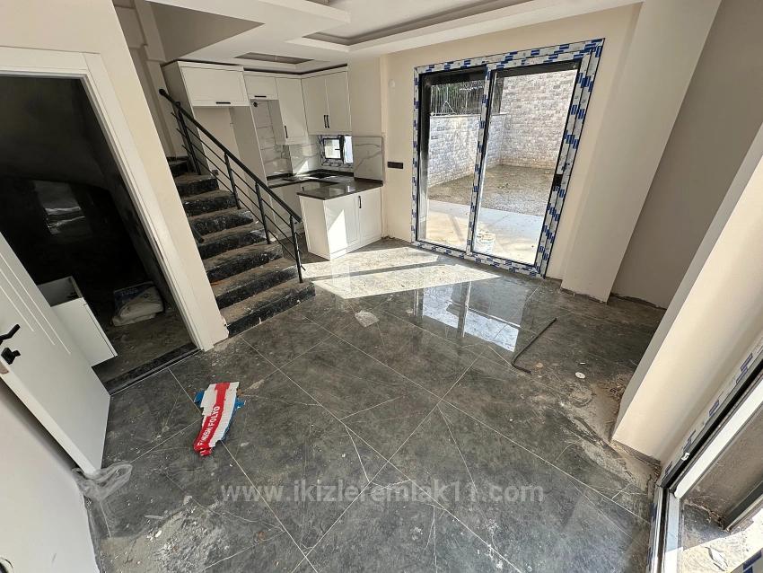 2+1 Brandneue Maisonette-Villa Mit Garten Zum Verkauf Im Zentrum Von Seferihisar Ürkmez