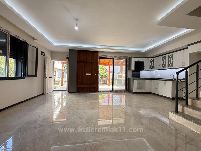 3+1 Villa Mit Brandneuem Garten In Seferihisar Doğanbey, In Meeresnähe, Zu Verkaufen