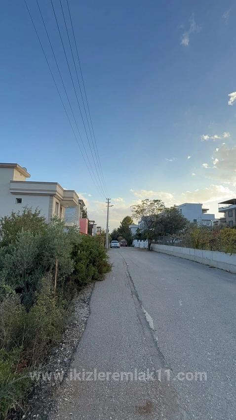 285 Quadratmeter Großes Eckgrundstück Mit Baugenehmigung In Seferihisar Doğanbey Zu Verkaufen