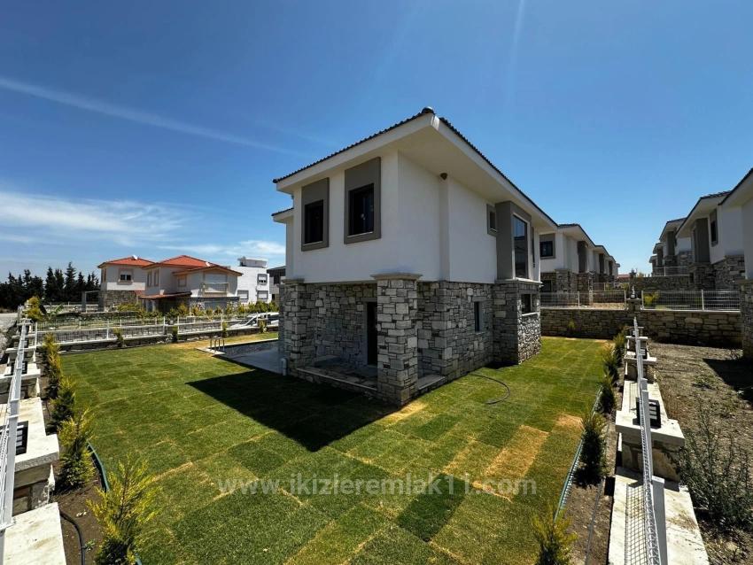 4+1 Villa Mit Privatem Pool Und Luxuriösem Kamin In Seferihisar, Akarca Zu Verkaufen