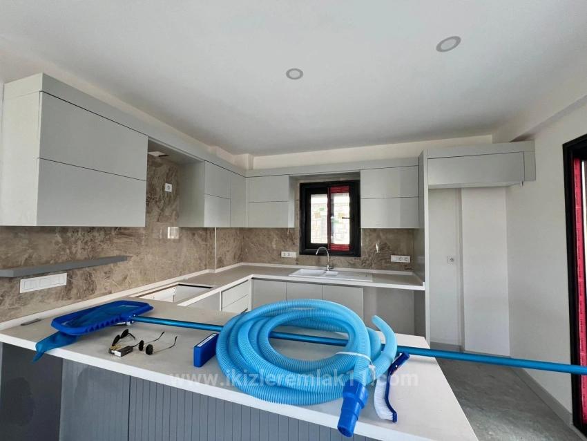 4+1 Villa Mit Privatem Pool Und Luxuriösem Kamin In Seferihisar, Akarca Zu Verkaufen