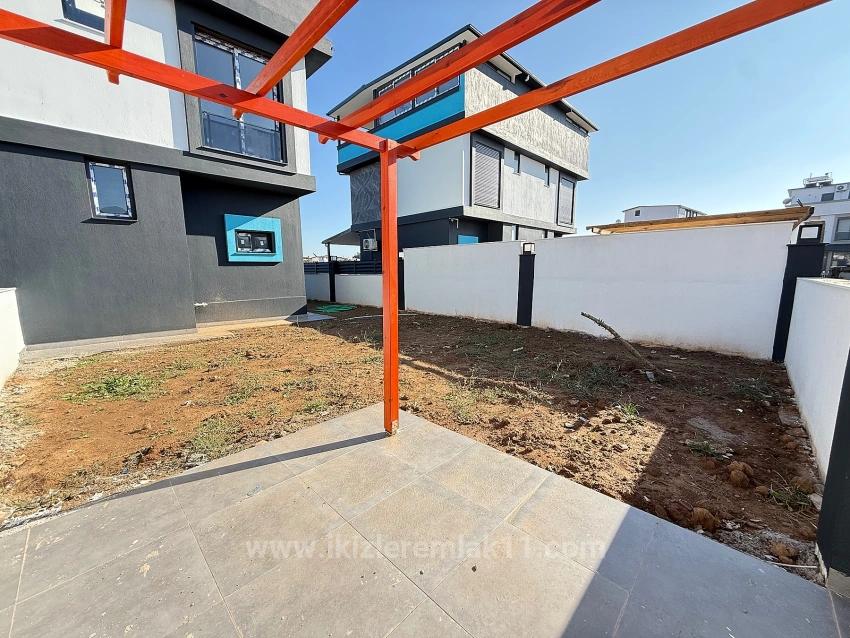 Brandneues 2+1-Maisonette-Sommerhaus Mit Garten In Doğanbey, Seferihisar Zu Verkaufen.