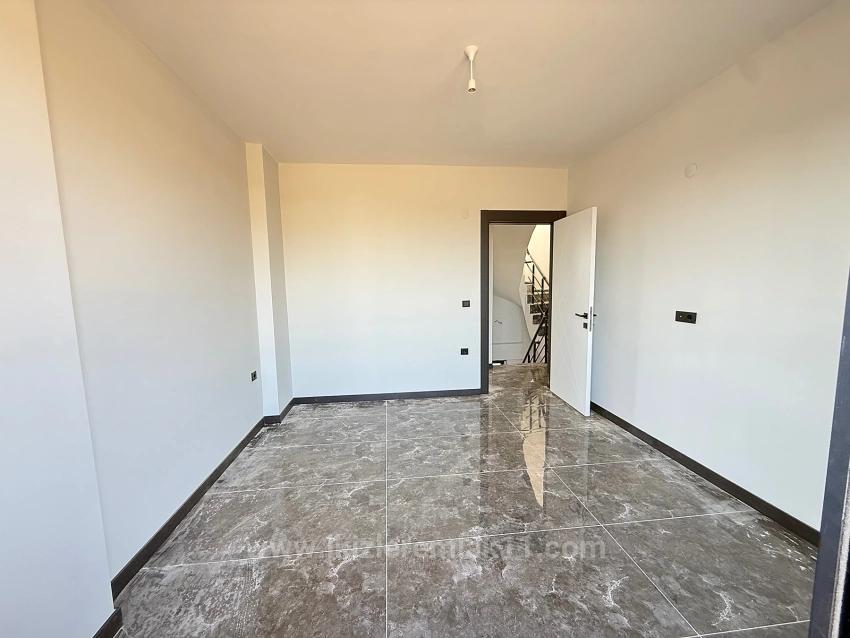 Brandneues 2+1-Maisonette-Sommerhaus Mit Garten In Doğanbey, Seferihisar Zu Verkaufen.