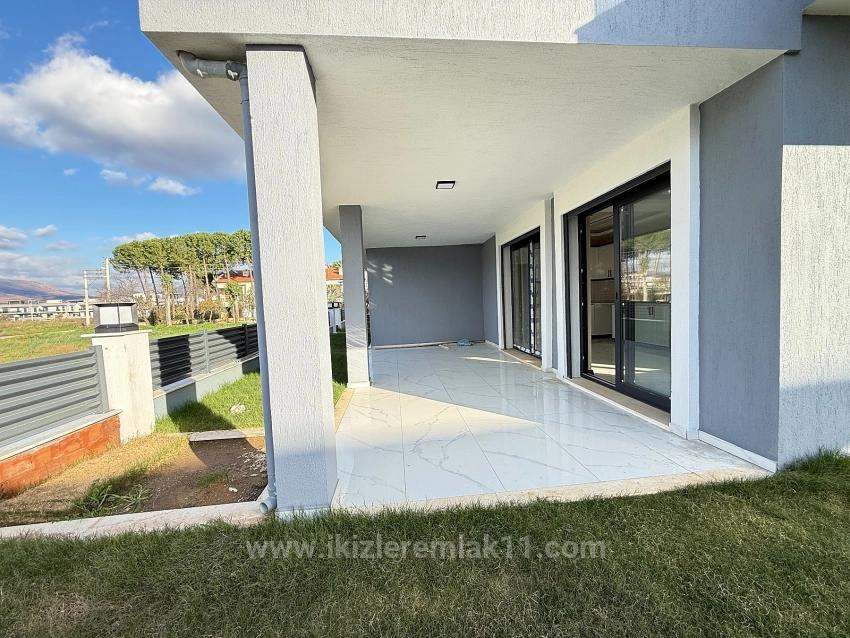 3+1 Maisonette-Villa Mit Neuem Garten Zum Verkauf In Seferihisar Doğanbey