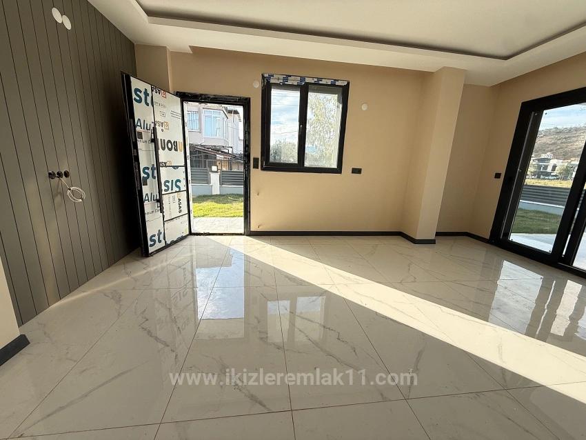 3+1 Maisonette-Villa Mit Neuem Garten Zum Verkauf In Seferihisar Doğanbey
