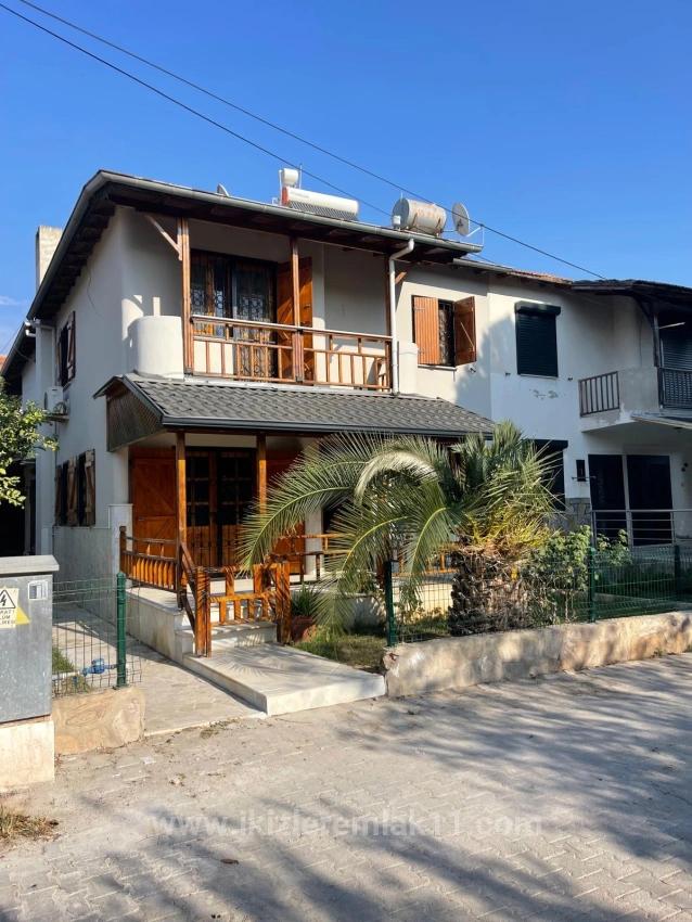 3+1 Maisonette-Villa Mit Garten In Seferihisar Ürkmez, Direkt Am Meer Zu Verkaufen.