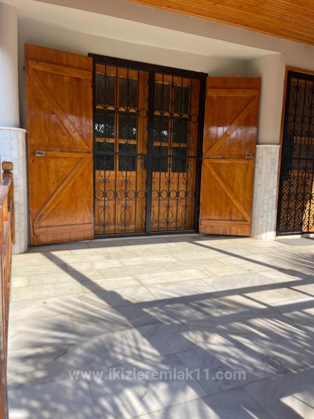 3+1 Maisonette-Villa Mit Garten In Seferihisar Ürkmez, Direkt Am Meer Zu Verkaufen.