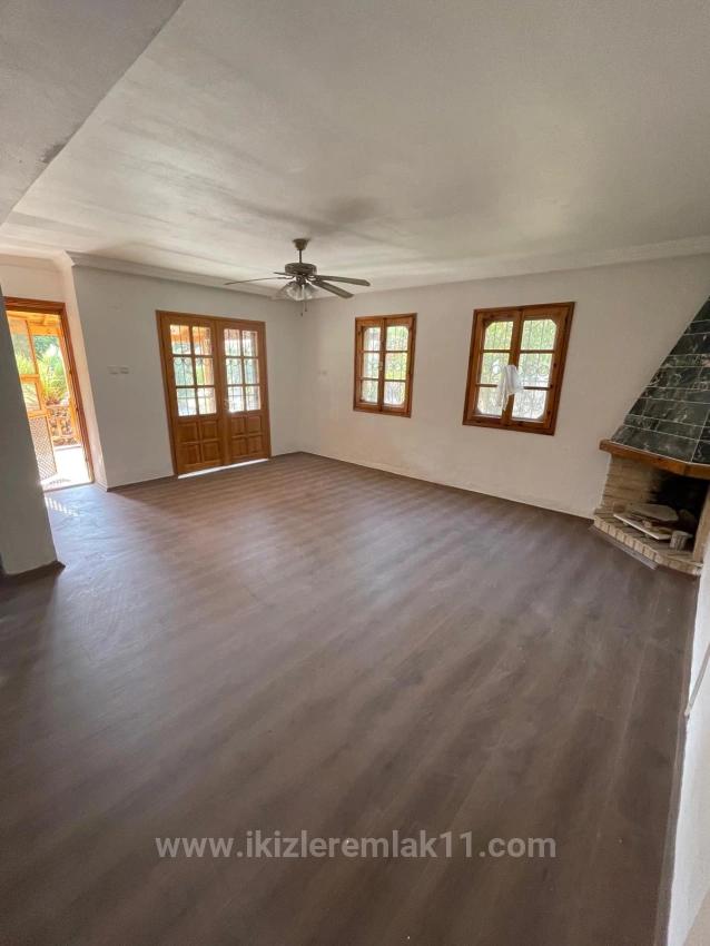 3+1 Maisonette-Villa Mit Garten In Seferihisar Ürkmez, Direkt Am Meer Zu Verkaufen.