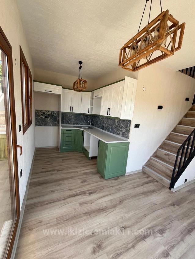 Fertiges, Freistehendes Sommerhaus Mit 2+1 Schlafzimmern In Menderes Gümüldür Zu Verkaufen, Mit Einem 200 Quadratmeter Großen Garten.