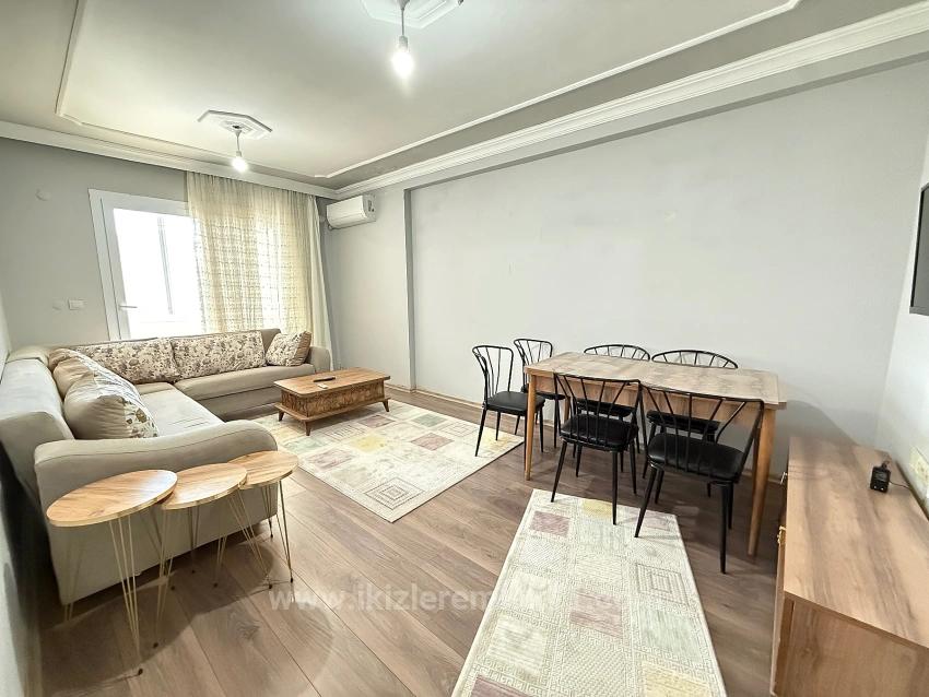 2 + 1 Zwischengeschoss, Separate Küche, 90 M² Große Wohnung Im Zentrum Von Seferihisar Ürkmez