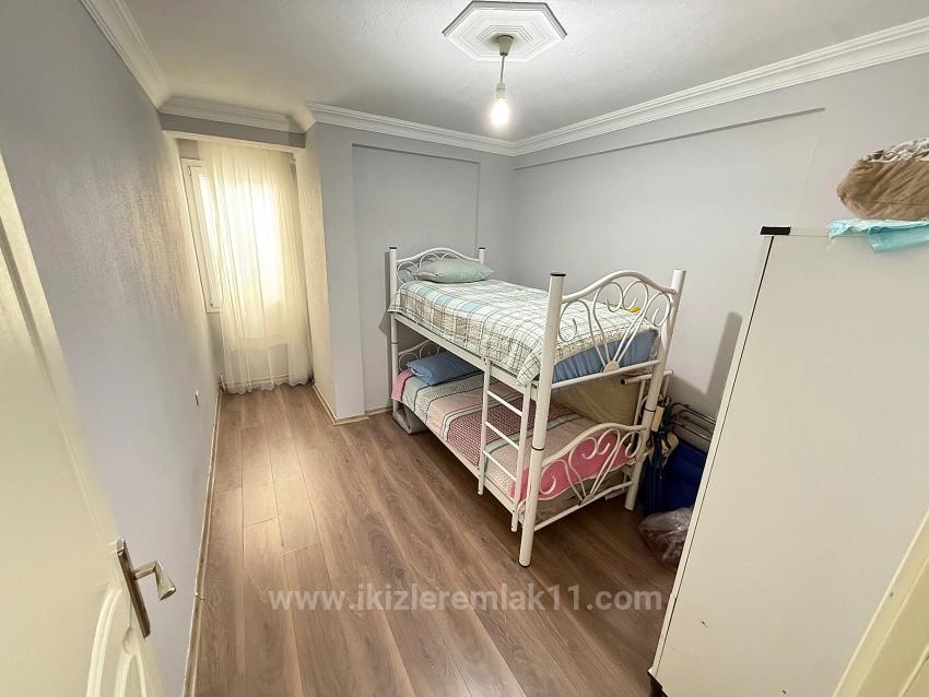 2 + 1 Zwischengeschoss, Separate Küche, 90 M² Große Wohnung Im Zentrum Von Seferihisar Ürkmez