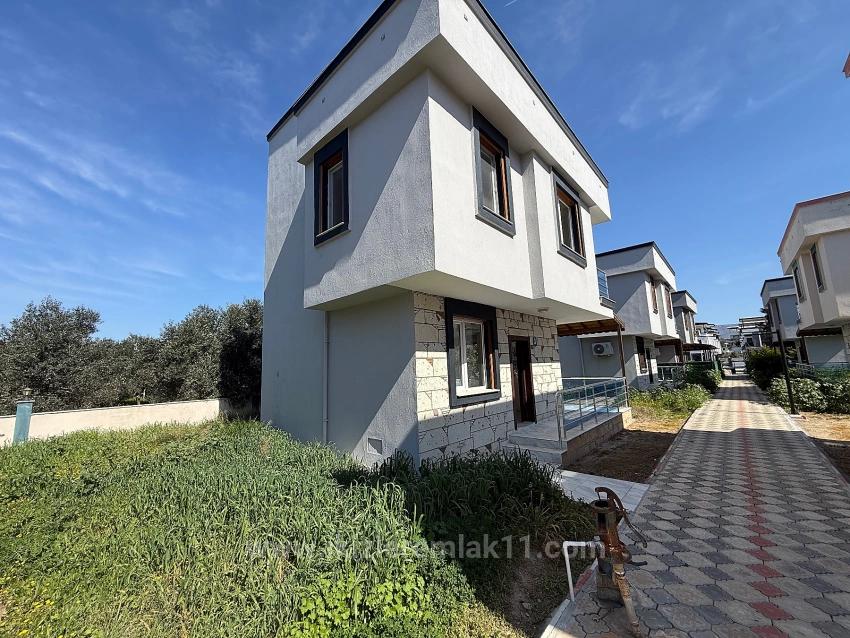 Freistehende 3+1-Villa Mit Großem Garten Zum Verkauf In Seferihisar Doğanbey