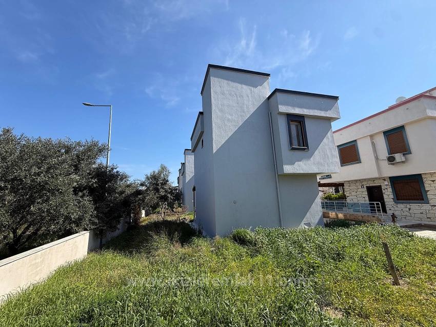 In Seferihisar Doğanbey Zu Verkaufen: Einzelnes, Unabhängiges, Großes, Gartenumschlossenes 3+1 Villenhaus