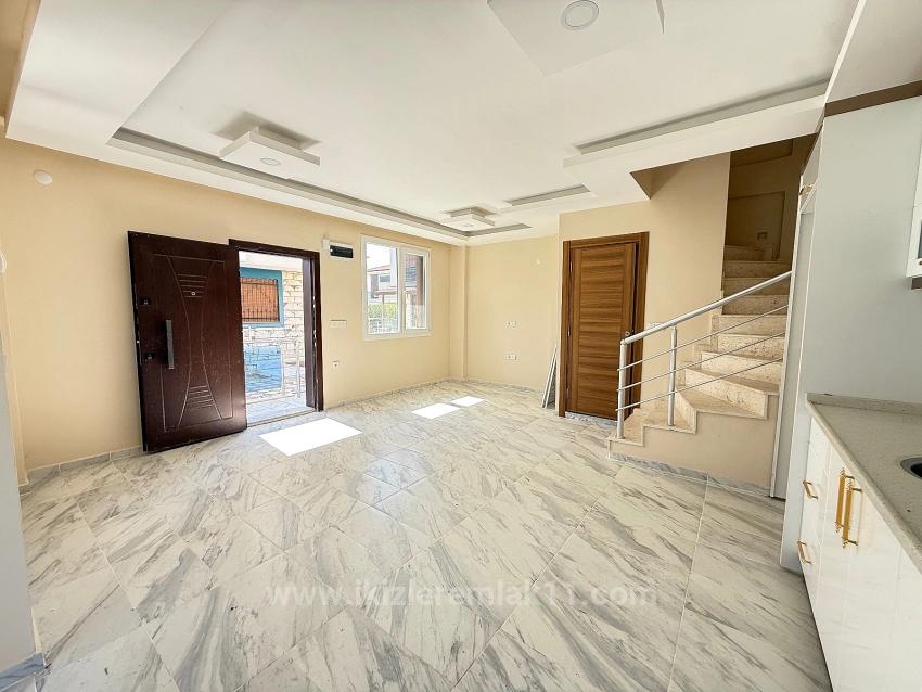 Freistehende 3+1-Villa Mit Großem Garten Zum Verkauf In Seferihisar Doğanbey