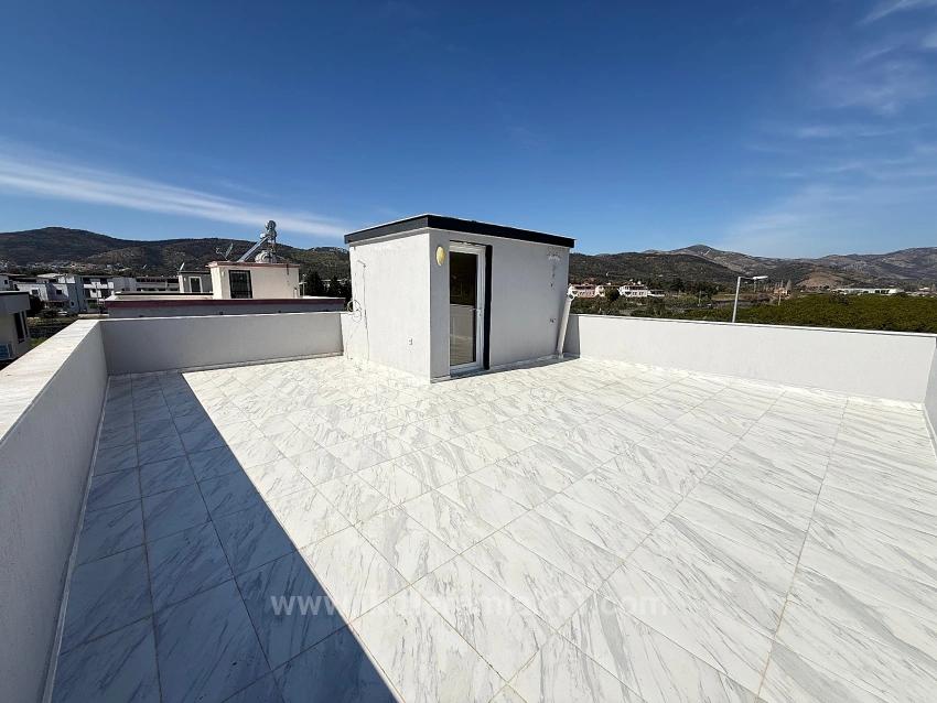 In Seferihisar Doğanbey Zu Verkaufen: Einzelnes, Unabhängiges, Großes, Gartenumschlossenes 3+1 Villenhaus