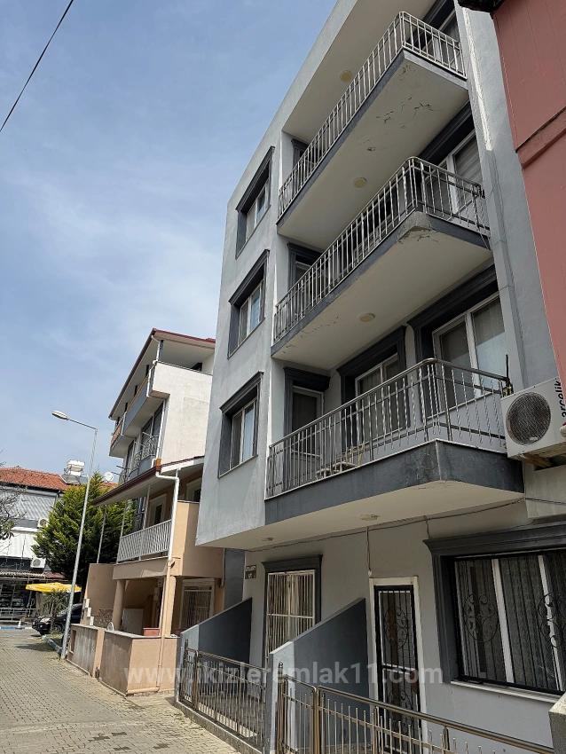 2+1 Wohnung Zum Verkauf Im Mittleren Stockwerk Im Zentrum Von Ürkmez, Seferihisar