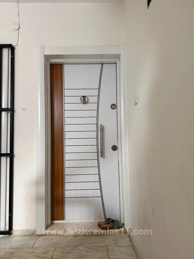 2+1 Wohnung Zum Verkauf Im Mittleren Stockwerk Im Zentrum Von Ürkmez, Seferihisar