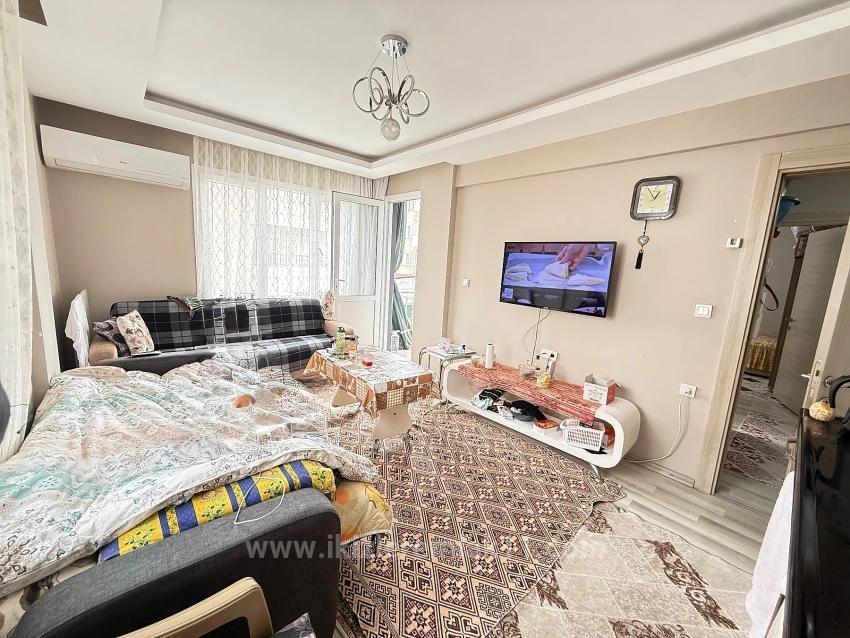 2+1 Wohnung Zum Verkauf Im Mittleren Stockwerk Im Zentrum Von Ürkmez, Seferihisar