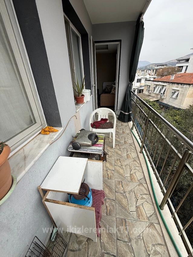2+1 Wohnung Zum Verkauf Im Mittleren Stockwerk Im Zentrum Von Ürkmez, Seferihisar