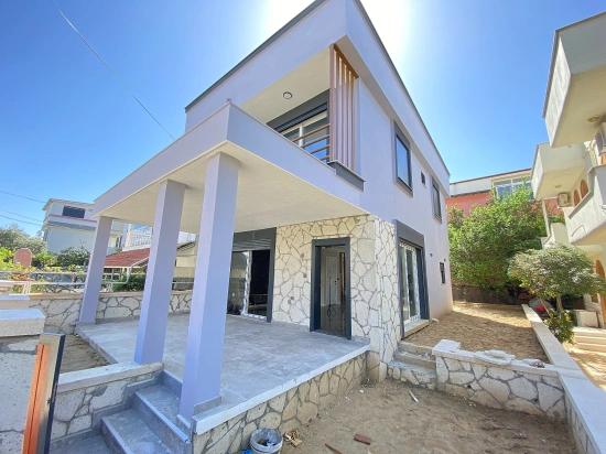 Brandneue, Freistehende Luxusvilla Mit 3 Schlafzimmern Und Einem Zusätzlichen Zimmer In Doğanbey, Seferihisar, Zu Verkaufen.