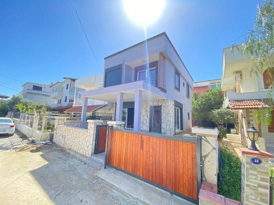 Brandneue, Freistehende Luxusvilla Mit 3 Schlafzimmern Und Einem Zusätzlichen Zimmer In Doğanbey, Seferihisar, Zu Verkaufen.