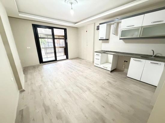 1+1 Erdgeschosswohnung In Ürkmez, 100 Meter Vom Meer Entfernt, Von İkizler.