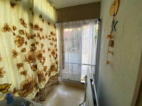 In Ürkmez Merkez Erdgeschoss 2+1 voll möblierte Wohnung