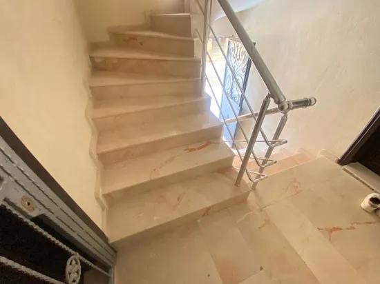 In Ürkmez Merkez Erdgeschoss 2+1 voll möblierte Wohnung