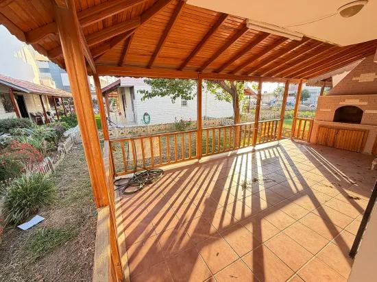 In Gümüldür am Meer zu verkaufen freistehend mit Garten 3+1 Villa