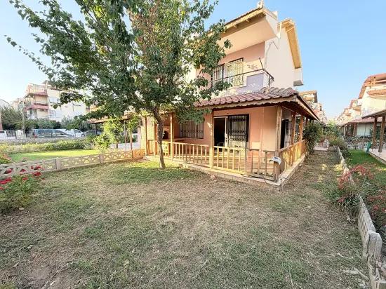 Freistehend mit Garten, 3+1 Villa, In Gümüldür am Meer, zu verkaufen.
