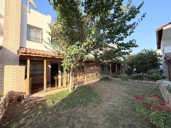 Freistehend mit Garten, 3+1 Villa, In Gümüldür am Meer, zu verkaufen.